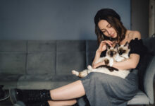 portrait woman with siamese cats scaled 1